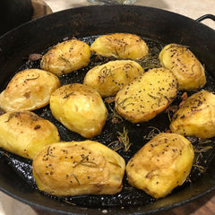 www.aussiecampfirekitchens.com BBQ Pan with BAKED spuds 100% Australian Made Cooking Gear www.aussiecampfirekitchens.com