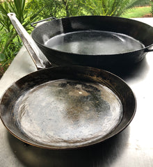 www.aussiecampfirekitchens.com 2 PAN SET BBQ Pan & Skillet